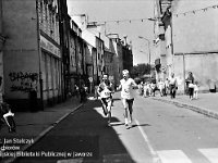 1996-55  8 czerwca 1996  Jawor, Rynek  II Półmaraton Jaworski o Puchar Burmistrza Jawora    W tle ulica Grunwaldzka w kierunku placu Wolności