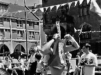 1996-56  8 czerwca 1996  Jawor, Rynek  II Półmaraton Jaworski o Puchar Burmistrza Jawora    W tle fragment ratusza z wejściem głównym i zachodniej części pierzei północnej