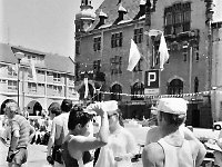 1996-66  8 czerwca 1996  Jawor, Rynek  II Półmaraton Jaworski o Puchar Burmistrza Jawora    W tle fragment ratusza z wejściem głównym i zachodniej części pierzei północnej