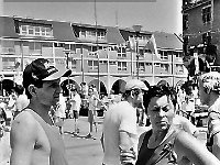 1996-68  8 czerwca 1996  Jawor, Rynek  II Półmaraton Jaworski o Puchar Burmistrza Jawora    Po lewej: MichaŁ Lenkiewicz  W tle fragment zachodniej części pierzei północnej i ratusza z wejściem głównym