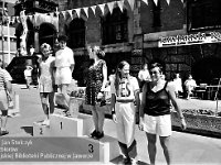 1996-74  8 czerwca 1996  Jawor, Rynek  II Półmaraton Jaworski o Puchar Burmistrza Jawora    W tle fragment ratusza z wejściem głónym i zachodniej części pierzei północnej