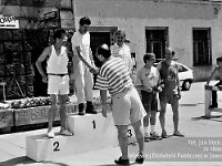1996-79  8 czerwca 1996  Jawor, Rynek  II Półmaraton Jaworski o Puchar Burmistrza Jawora    Gratulacje składa: Marek Białowąs - przedstawiciel władz miasta  W tle fragment ratusza i Teatru Miejskiego
