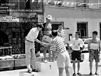 1996-81  8 czerwca 1996  Jawor, Rynek  II Półmaraton Jaworski o Puchar Burmistrza Jawora      Gratulacje składa: Marek Białowąs - przedstawiciel władz miasta  W tle fragment ratusza i Teatru Miejskiego