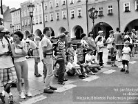 1999-06  6 czerwca 1999   Jawor, Rynek  Dni Jawora, V Półmaraton Jaworski o Puchar Burmistrza Jawora    W tle widoczna zachodnia część pierzei południowej