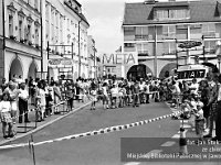 1999-08  6 czerwca 1999   Jawor, Rynek  Dni Jawora, V Półmaraton Jaworski o Puchar Burmistrza Jawora    W tle widoczny północno-zachodni nrożnik rynku i ulica Kościelna