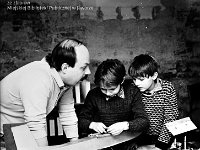 1975-03  1975   Jawor,ul. Parkowa 5. Klub Technika  Modelarnia Kużni      Modelarnia lotnicza  przy Klubie Techniki i Racjonalizacji RNR i ZKiMR. Na zdjęciu pierwszy z lewej Józef Grochot- wicemistrz Polski seniorów, instruktor sekcji modelarskiej                       (Przegl?d Fabryczny 1976)
