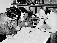 1975-14  1975   Jawor,ul. Parkowa 5. Klub Technika  Modelarnia Kużni      Modelarnia lotnicza  przy Klubie Techniki i Racjonalizacji RNR i ZKiMR. Od lewej Jerzy Olanin,(..), Józef Grochot- wicemistrz Polski seniorów, instruktor sekcji modelarskiej