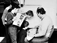 1975-16  1975   Jawor,ul. Parkowa 5. Klub Technika  Modelarnia Kużni      Modelarnia lotnicza  przy Klubie Techniki i Racjonalizacji RNR i ZKiMR. Na zdjęciu pierwszy z prawej Józef Grochot- wicemistrz Polski seniorów, instruktor sekcji modelarskiej