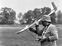 1987-125  6 czerwca 1987 r.  Stary Jawor. Łąki przy Nysie Szalonej  Zawody modeli latających      Z modelem stoi Józef Grochot