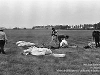 1987-67  6 czerwca 1987 r.  Stary Jawor. Łąki przy Nysie Szalonej  Zawody modeli latających      Skoczkowie spadochronowi z Aeroklubu Lubin