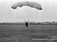 1987-69  6 czerwca 1987 r.  Stary Jawor. Łąki przy Nysie Szalonej  Zawody modeli latających      Skoczek spadochronowy z Aeroklubu Lubin
