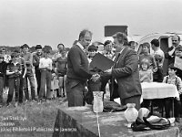 1987-72  6 czerwca 1987 r.  Stary Jawor. Łąki przy Nysie Szalonej  Zawody modeli latających      Po prawej Aleksander Olech przedsatwiciel zakładów kuźienniczych.