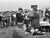 1987-73  6 czerwca 1987 r.  Stary Jawor. Łąki przy Nysie Szalonej  Zawody modeli latających        Nagrodę wręcza Alekdsander Olech, z tyłu Józef Grochot