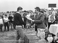 1987-74  6 czerwca 1987 r.  Stary Jawor. Łąki przy Nysie Szalonej  Zawody modeli latających      Po prawej Aleksander Olech przedsatwiciel zakładów kuźienniczych.