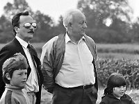 1987-80  6 czerwca 1987 r.  Stary Jawor. Łąki przy Nysie Szalonej  Zawody modeli latających      Na zdjęciu od lewej Stanisław Dziak, Jan Białek naczelnik miasta.