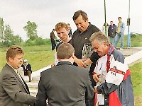 1999-67  11-13 czerwca 1999 r.  Jawor, ulica Myśliborska 27. Zalew Jawornik  VI Międzynarodowe Grand Prix Polski Modeli Pływających klasy FSR-V    Tyłem Stanisław Tomczak burmistrz, obok Eugenisz Bobowski dyrektor OSIiR w Jaworze                KJ 24/50