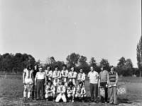 1974-01  05 czerwaca 1974  Jawor, ul. Parkowa 8, stadion miejski  Spartakiada Fabryki Wyrobów Metalowych      Od lewej Leszek Federowicz (..)  Józef Funtowicz, Marian Gala ? Trzeci z prawej  Jan Szwaluk.