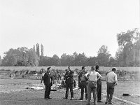 1974-11  05 czerwaca 1974  Jawor, ul. Parkowa 8, stadion miejski  Spartakiada Fabryki Wyrobów Metalowych    Drugi z lewej Jerzy Juracki jaworski działacz sportowy, tyłem w koszulce Józef Funtowicz