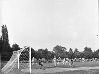 1976-03  05 czerwaca 1974  Jawor, ul. Parkowa 8, stadion miejski  Spartakiada Fabryki Wyrobów Metalowych      Zawodnicy Kuźni Jawor w ciemnych strojach.