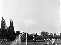 1976-04  05 czerwaca 1974  Jawor, ul. Parkowa 8, stadion miejski  Spartakiada Fabryki Wyrobów Metalowych      Zawodnicy Kuźni Jawor w ciemnych strojach. Od prawej Lesław Kostrzębski, Czesław Jędruch