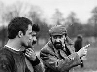 1979-02  1979/1980  Jawor, ul. Parkowa 8, stadion miejski  Mecz ligowy Kuźni Jawor      Od lewej Waldemar Ościak bramkarz, Ryszard Huber, trener Tadeusz Podhorodecki