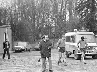 1979-03  1979/1980  Jawor, ul. Parkowa 8, stadion miejski  Mecz ligowy Kuźni Jawor      Na zdjęciu od lewej dyrekto Zakładów Kuzienniczych i Maszyn Rolniczych  Marian Nawrocki, obok Henryk Dulik, Janusz Wloszczak