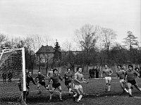 1979-07  1979/1980  Jawor, ul. Parkowa 8, stadion miejski  Mecz ligowy Kuźni Jawor      W cemnych spodenkach zawodnicy Kuźni . Od lewej przy słupku Piotr Rybicki, bramkarz Waldemar Ościak, Leszek Kostrzębski, Janusz Włoszczak, Krzysztof Ziemba, Ryszard Huber