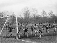 1979-09  1979/1980  Jawor, ul. Parkowa 8, stadion miejski  Mecz ligowy Kuźni Jawor      zawodnicy Kuźni Jawor w ciemnych spodenkach.Od lewej Waldemar Ościak, Piotr Rybicki, Zygfryd Borkowski, Leszek Kostrzębski, Huber, Henryk Dulik.