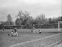 1979-11  1979/1980  Jawor, ul. Parkowa 8, stadion miejski  Mecz ligowy Kuźni Jawor      Zawodnicy Kuźni Jawor w ciemnych spodenkach.Od lewej Krzysztof Wodecki (11), Marek Nieć, Janusz Rybicki