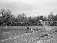 1979-12  1979/1980  Jawor, ul. Parkowa 8, stadion miejski  Mecz ligowy Kuźni Jawor      Zawodnicy Kuźni Jawor w ciemnych spodenkach.Tyłem Krzysztof Wodecki (ciemna koszulka)