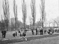 1979-19  1979/1980  Jawor, ul. Parkowa 8, stadion miejski  Mecz ligowy Kuźni Jawor      Zawodnicy Kuźni Jawor w ciemnych spodenkach.