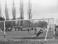 1979-22  1979/1980  Jawor, ul. Parkowa 8, stadion miejski  Mecz ligowy Kuźni Jawor      Zawodnicy Kuźni Jawor w ciemnych spodenkach.
