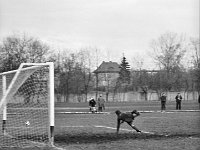 1979-23  1979/1980  Jawor, ul. Parkowa 8, stadion miejski  Mecz ligowy Kuźni Jawor      Zawodnicy Kuźni Jawor w ciemnych spodenkach.