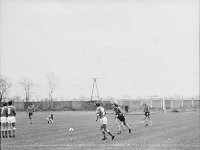 1979-36  1979/1980  Jawor, ul. Parkowa 8, stadion miejski  Mecz ligowy Kuźni Jawor      Zawodnicy Kuźni jawor w ciemnych spodenkach. W centrum Zbigniew Biela, za nim Henrtyk Dulik, z prawej przodem Ruyszrd Huber