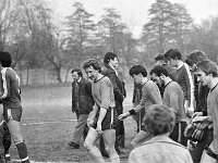1979-37  1979/1980  Jawor, ul. Parkowa 8, stadion miejski  Mecz ligowy Kuźni Jawor      Zawodnicy Kuźni Jawor w ciemnych spodenkach.W centrum od lewej  Zygfryd Borkowski, Janusz Włoszczak, Marek Nieć, Marek Grzęda, Andrzej Skowron