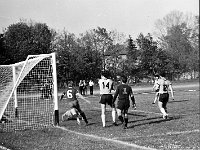 1980-02  1980/1981  Jawor, ul. Parkowa 8, stadion miejski  Mecz ligowy Kuźni Jawor      Zawodnicy Kuźni Jawor w jasnych kszulkach.