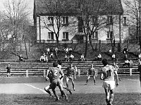 1981-13  1981  Bolesławiec, ul. Spóldzielcza 2  Mecz Kużni/Jaworzanki z Budowlanym Klubem Sportowym Boles?awiec      Mecz Kuźni/Jaworzanki z BKS-em  w sezonie 1980/1981.Piłkarze z Jawora wywalczyli historyczny awans do III ligi. Obie drużyny solidarnie wtedy wygrały na boiskach rywali po 1:0.