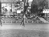 1981-18  1981  Bolesławiec, ul. Spóldzielcza 2  Mecz Kużni/Jaworzanki z Budowlanym Klubem Sportowym Boles?awiec      Mecz Kuźni/Jaworzanki z BKS-em  w sezonie 1980/1981.Piłkarze z Jawora wywalczyli historyczny awans do III ligi. Obie drużyny solidarnie wtedy wygrały na boiskach rywali po 1:0.