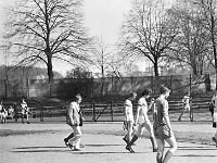 1981-27  1981  Bolesławiec, ul. Spóldzielcza 2  Mecz Kużni/Jaworzanki z Budowlanym Klubem Sportowym Boles?awiec      Mecz Kuźni/Jaworzanki z BKS-em  w sezonie 1980/1981.Piłkarze z Jawora wywalczyli historyczny awans do III ligi. Obie drużyny solidarnie wtedy wygrały na boiskach rywali po 1:0.  Od prawej Mieczysław Bieniusiewicz trener, Andrzej Skowron, Krzysztof Wodecki zawodnicy Kuźni.