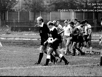 1981-01  1981  Jawor, ul. Parkowa 8, stadion miejski  Mecz Kuźni Jawor i Gryfa Gryfów Śląski      W sezonie 1981/1982 Kuźnia i Gryf spotkały się w Pucharze Polski na szczeblu centralnym. Na Stadionie Miejskim w Jaworze obie drużyny stworzyły zacięte widowisko. Po dogrywce wygrali jaworzanie 6:4.  Za sędziami, Henryk Dulik, bramkarz Waldemar Ościak, Mieczysław Bieniusiewicz, Janusz Rybicki, za bramkarzem Andrzej Skowron, Krzysztof Wodecki, Leszek Stepień