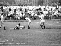1981-10  1981  Jawor, ul. Parkowa 8, stadion miejski  Mecz Kuźni Jawor i Gryfa Gryfów Śląski      W sezonie 1981/1982 Kuźnia i Gryf spotkały się w Pucharze Polski na szczeblu centralnym. Na Stadionie Miejskim w Jaworze obie drużyny stworzyły zacięte widowisko. Po dogrywce wygrali jaworzanie 6:4