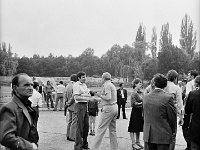 1981-16  05 lipca 1981  Jawor, ul.Parkowa 8, stadion miejski  Mecz Kużnia Jawor z Grunwaldem Halemba (Ruda Śląska)      Kużnia Jawor 5-go lipca 1981 roku, po barażach z Grunwaldem Halemba (Ruda Śląska), wywalczyła drugi w historii awans do III ligi  W centrum zdjęcia Jerzy Radzio i Aleksander Pruszkowski dyrektopr ZKiMR