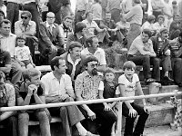 1981-20  05 lipca 1981  Jawor, ul.Parkowa 8, stadion miejski  Mecz Kużnia Jawor z Grunwaldem Halemba (Ruda Śląska)      Kużnia Jawor 5-go lipca 1981 roku, po barażach z Grunwaldem Halemba (Ruda Śląska), wywalczyła drugi w historii awans do III ligi  Kibice.