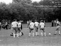 1981-01  19 sierpnia 1981  Jawor, ul. Parkowa 8, stadion miejski  Mecz Kużnia Jawor, Lechia Piechowice    Historyczny debiut w III lidze przypadł na środę 19 sierpnia. Przed własna publicznością podejmowaliśmy Lechię Piechowice. Do przerwy było 1:1, gola dla Kuźni strzelił Janusz Rybicki. Po przerwie tylko jedno trafienie dla Lechii.  Pierwszy z prawej Zbigniew Lechowicz zawodni Kużni