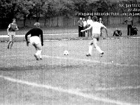 1981-07  19 sierpnia 1981  Jawor, ul. Parkowa 8, stadion miejski  Mecz Kużnia Jawor, Lechia Piechowice    Historyczny debiut w III lidze przypadł na środę 19 sierpnia. Przed własna publicznością podejmowaliśmy Lechię Piechowice. Do przerwy było 1:1, gola dla Kuźni strzelił Janusz Rybicki. Po przerwie tylko jedno trafienie dla Lechii.  Po lewej Krzysztof Wodecki