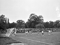 1981-17  19 sierpnia 1981  Jawor, ul. Parkowa 8, stadion miejski  Mecz Kużnia Jawor, Lechia Piechowice    Historyczny debiut w III lidze przypadł na środę 19 sierpnia. Przed własna publicznością podejmowaliśmy Lechię Piechowice. Do przerwy było 1:1, gola dla Kuźni strzelił Janusz Rybicki. Po przerwie tylko jedno trafienie dla Lechii.