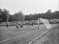 1981-09  2 sierpnia 1981  Jawor, ul Parkowa 8, stadion miejski.  Mecz Kużni Jawor z Miedzią Legnica     Miedz zmierzyła sie z Kuźnią Jawor, zdobywcą okręgowego Pucharu Polski. Spotkanie odbyło się w niedzielę 2 sierpnia 1981 roku w Jaworze 4:3 dla Kuźni Jawor. Zawodnicy Kużni Jawor w jasnych koszulkach.