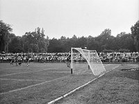 1981-11  2 sierpnia 1981  Jawor, ul Parkowa 8, stadion miejski.  Mecz Kużni Jawor z Miedzią Legnica     Miedz zmierzyła sie z Kuźnią Jawor, zdobywcą okręgowego Pucharu Polski. Spotkanie odbyło się w niedzielę 2 sierpnia 1981 roku w Jaworze 4:3 dla Kuźni Jawor. Zawodnicy Kużni Jawor w jasnych koszulkach.