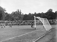 1981-06  1981  Jawor, ul.Parkowa 8, stadion miejski  Mecz Kużnia Jawor, Pafawag Wrocław    Do przerwy bezbramkowy remis, a w drugiej połowie wrocławianie wbijają cztery gole - rezultat końcowy 0:4. Zawodnicy Kużni w jasnych spodenkach.