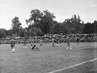 1981-09  1981  Jawor, ul.Parkowa 8, stadion miejski  Mecz Kużnia Jawor, Pafawag Wrocław    Do przerwy bezbramkowy remis, a w drugiej połowie wrocławianie wbijają cztery gole - rezultat końcowy 0:4. Zawodnicy Kużni w jasnych spodenkach.